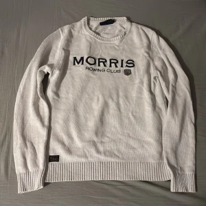 Vit Morris tröja - Vit Morris tröja i storlek S. Har använts rätt så mycket men är i bra skick fortfarande. Anledning till att jag säljer är att den har blivit för liten.