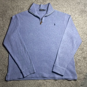 Ralph Lauren Halfzip – Ljusblå (Storlek L) - Ralph Lauren Halfzip – Ljusblå (Storlek L) 💙 Klassisk ljusblå halfzip från Ralph Lauren i storlek L. Stilren, bekväm och perfekt för lager-på-lager!  • Färg: Ljusblå • Storlek: L • Skick: Mycket bra – inget tecken på användning • Broderad logga på bröstet • Mjuk och stretchig kvalitet  📍 Finns i Linköping eller skickas mot fraktkostnad. Skriv vid intresse! 💬 #ralphlauren #halfzip #ljusblå #herrmode #vintedfynd #secondhandfynd #klassiskstil 135