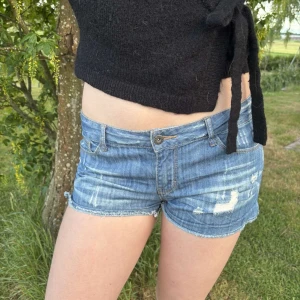Jeans shorts  - Midja: 41cm Höft: 47cm Grenen till linningen: 21cm. Fina jeans shorts till sommaren🥰