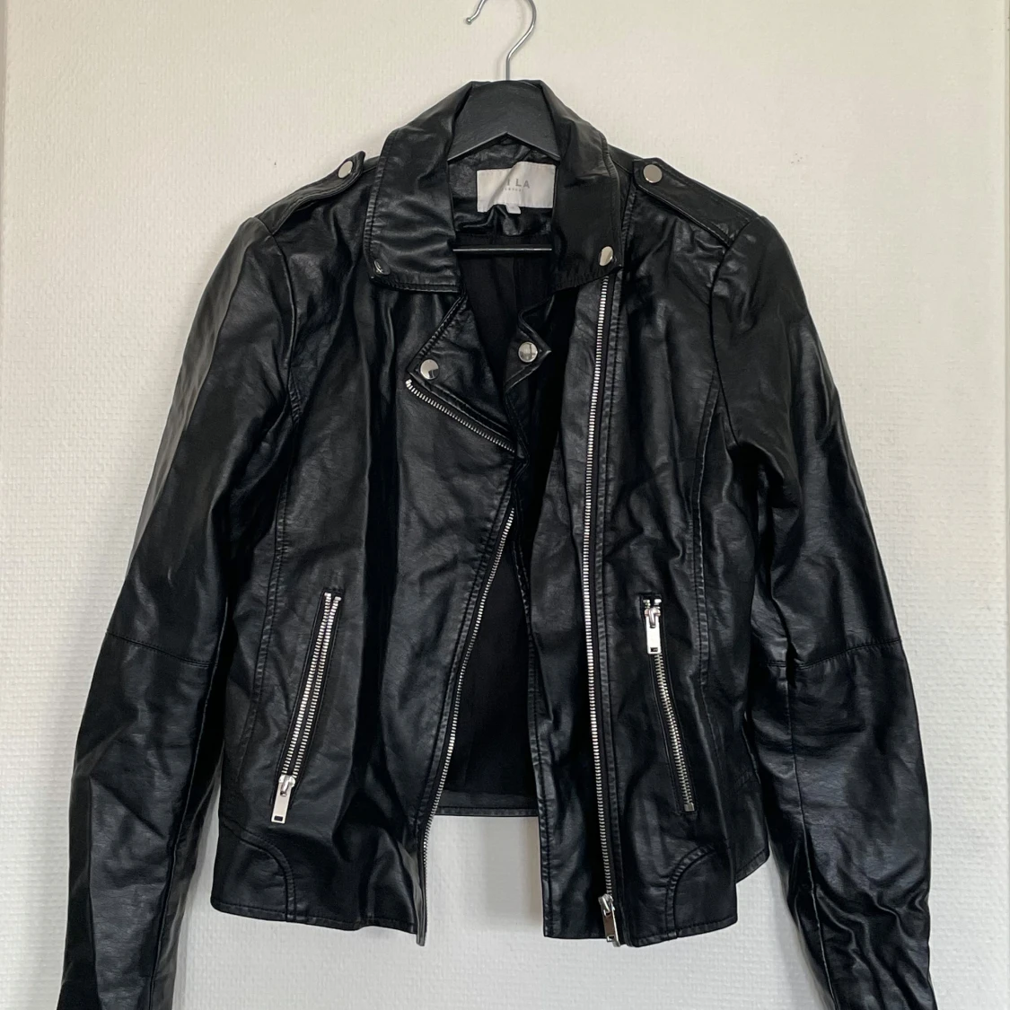 Svart skinnjacka från VILA