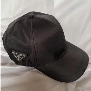 Prada keps - Helt ny oanvänd Prada keps. 