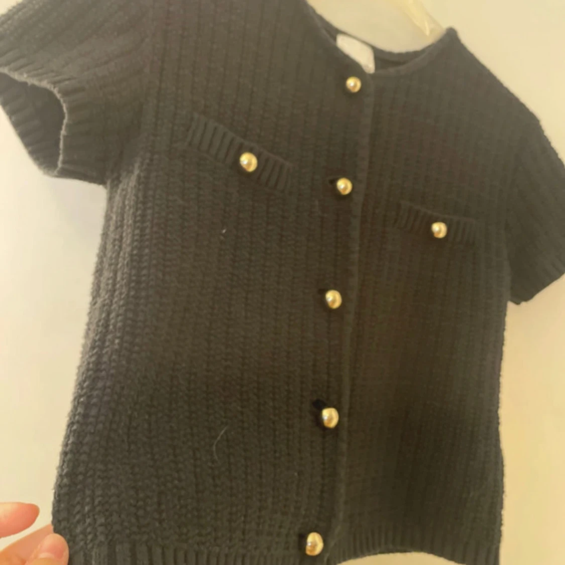 Svart stickad kofta med guldfärgade knappar från H&M - 1