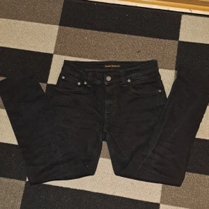 Nudie jeans - Nudie jeans i bra skick storlek 152 dom var större inan men jag har sytt dom mindre ingen skillnad från andra jeans pga stygnen sytt bara vid foten