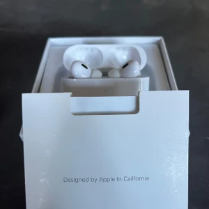 Hörlurar  - Hej! Jag säljer pågrund av att jag ej har de till någon användning. Helt enkelt sagt så är de oanvända och funkar helt felfritt. De har massa funktioner som fungerar perfekt, såsom Brusreducering, Transparens och rumsligt ljud.  Fri frakt!      Om du undrar något eller vill diskutera priset går det absolut att skriva till mig