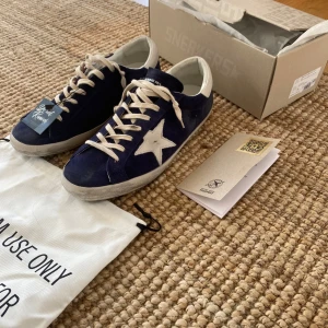 Golden Goose Blåa (Skicka In Prisförslag ) - Golden Goose sneakers – helt nya & oanvända med tags, certifikat, dustbag & originalkartong ✅ Storlek 45 (true to size) Exklusiv modell som inte längre tillverkas – svåra att få tag på! Köpta för ca 5800 kr 100 % äkta – inga kopior här 🔒 Sälj snabbt? Kom med ett rimligt bud så löser vi det 💬