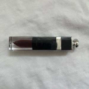 Dior läppglans  - Säljer ett Dior Addict läppglans (lacquer plump) i färgen 926 D-Fancy. Det är en superfin bärig nyans💜 Skriv om ni har frågor☺️
