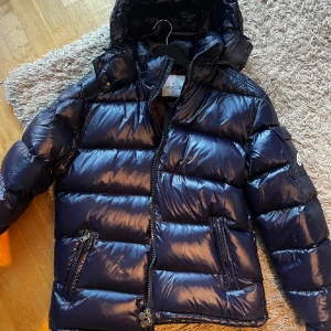 Moncler Maya marinblå - Säljer en marinblå moncler Maya. 