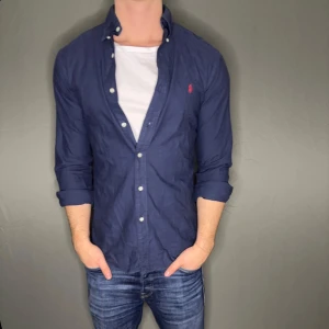 Ralph lauren skjorta - Hej säljer nu min fina Ralph Lauren skjorta i storlek S. Den är i nyskick och kommer vara otroligt snygg i sommar/ höst.  Värd runt  cirka 1200kr! 