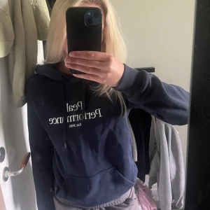 Mörkblå hoodie från Peak Performance - Säljer denna superfina och sköna mörkblåa hoodie från Peak Performance som bara har används 1 gång.