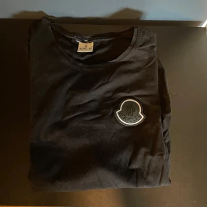 Moncler T-shirt - Säljer denna goa Moncler T-shirten i storlek M. Plagget är använt men i bra skick utan synliga defekter. Hör gärna av dig vid funderingar eller innan du köper!👊