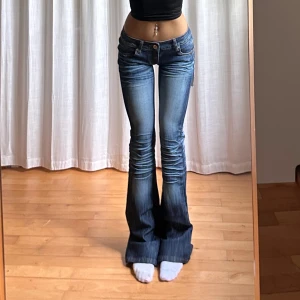 Lågmidjade bootcut jeans - Vintage från January jeans med lapp kvar💓står strl XL men de är mindre i storleken, skulle säga m. Midja 39 innerben 87 jae 165