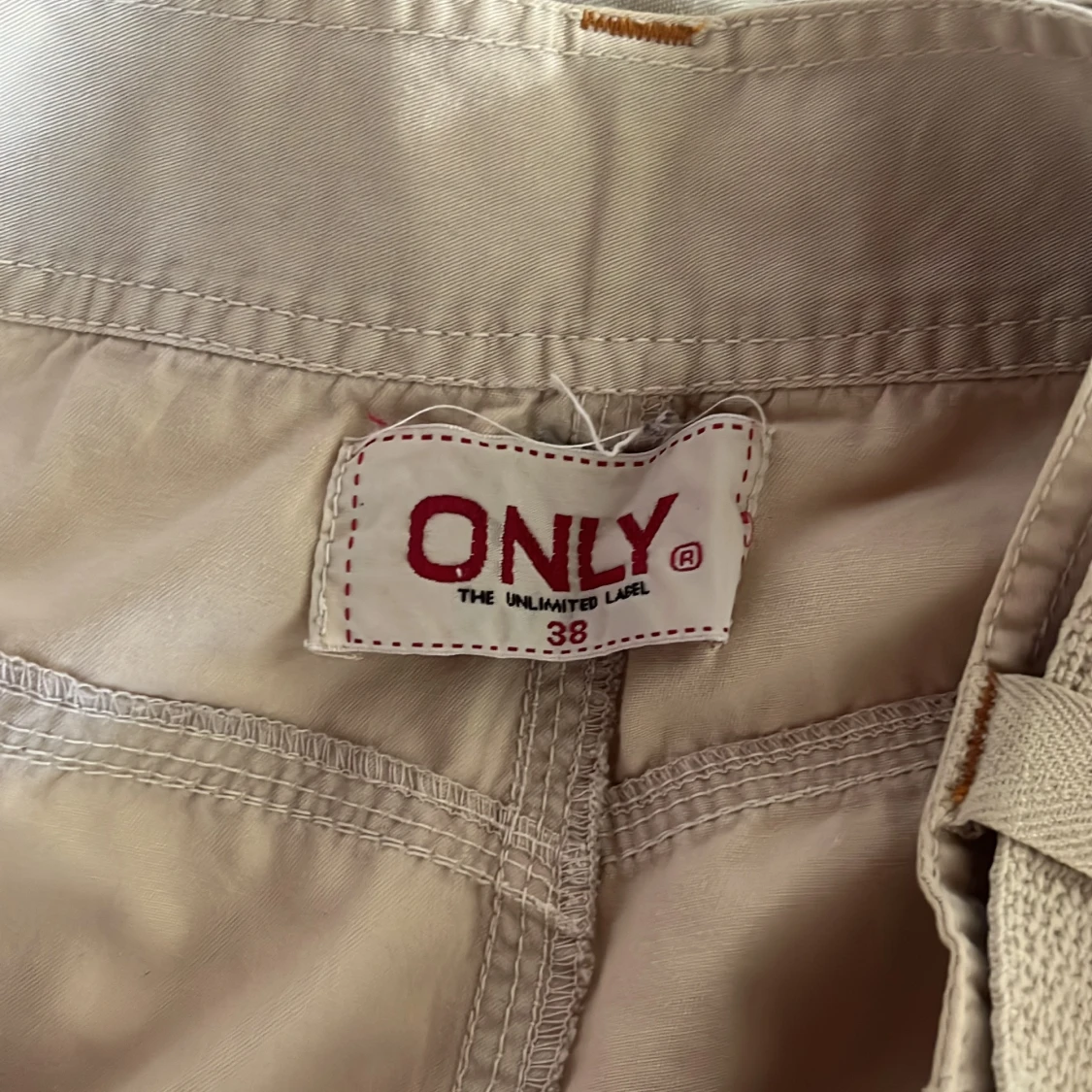 Beiga shorts med bred resårmidja från ONLY - 2