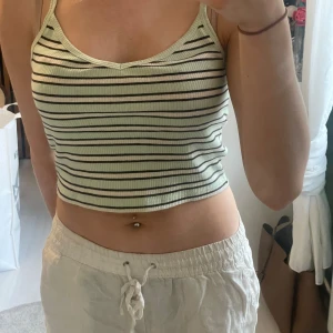 Randigt croppat linne - Supersött randigt linne från New Yorker. Är lite stor i storleken.