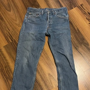 Levi's 501 blå jeans - Klassiska blå Levi's 501 jeans som har blivit uppsprättade och nu är mer storleken 31/31. 