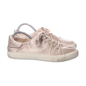 Skor - Säljer ett par snygga ljusrosa sneakers i satin med snörning och platt sula. Skorna har en stilren design och rund tå, perfekta för dig som gillar en clean och trendig look. Skicka prisförslag, hör av dig vid frågor😁