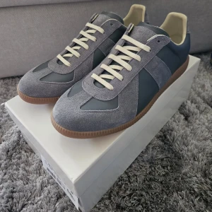Maison Margiela GATS - ● Stilrena gråa GATS i storlek 43 perfekta till sommarn ● Skicket är 10/10 ● Boxen och dustbags ingår ● Vid frågor tveka inte att skriva ● Priset är diskuterbart ●