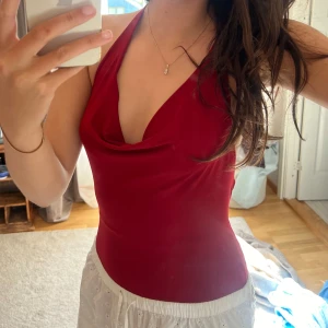 Burgundy body - Snygg röd halterneck linnebody med draperad urringning och öppen rygg. Strong body.