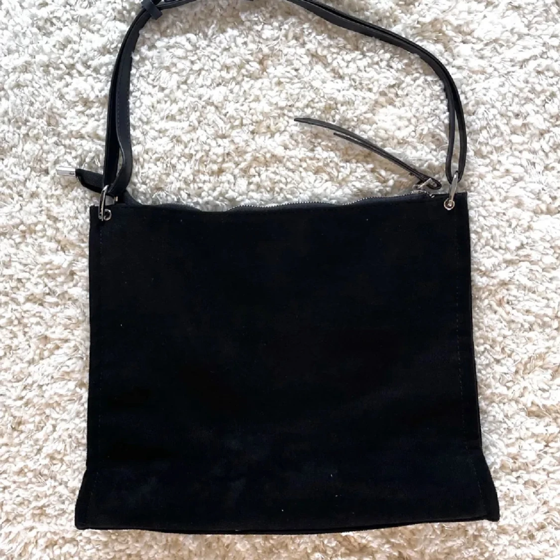 Svart axelväska med glittriga detaljer - 2