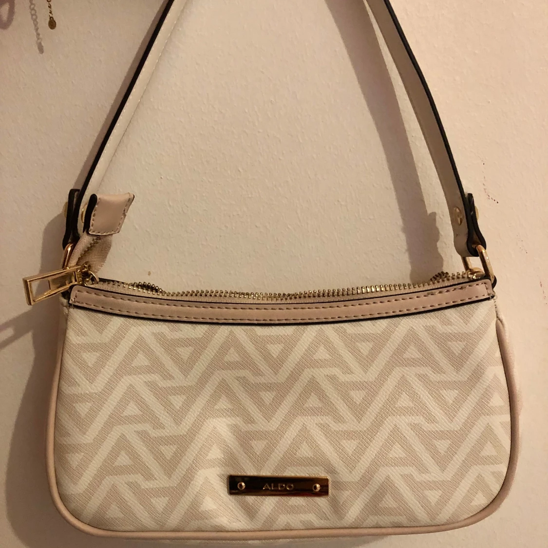 Beige och rosa axelväska från ALDO med kedjedetalj - 1