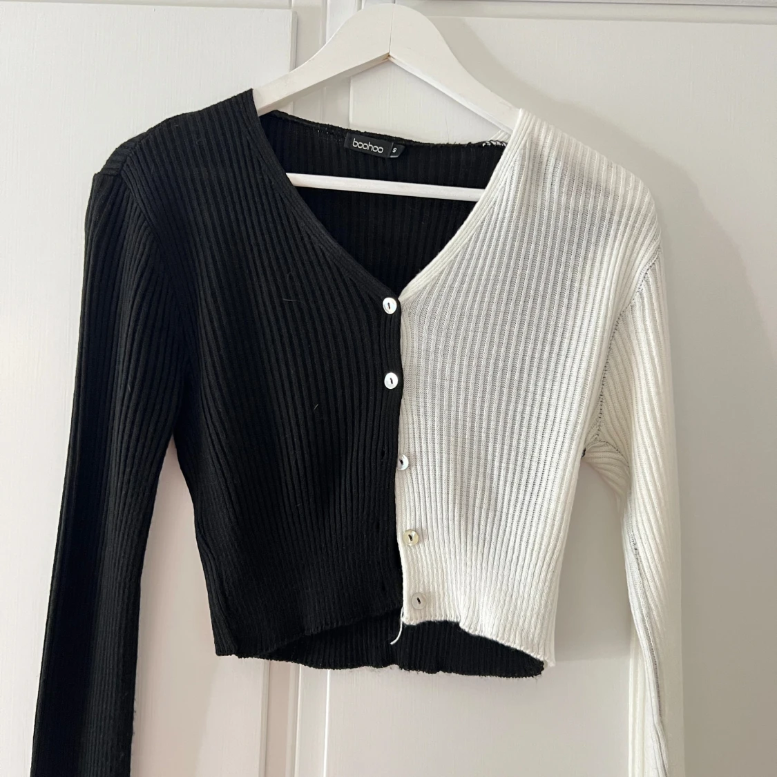 Svartvit croppad kofta från Boohoo