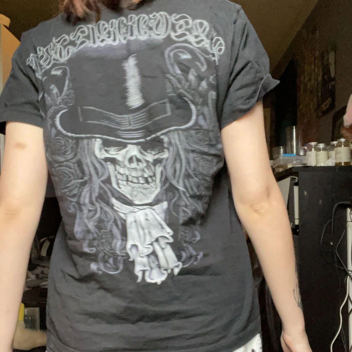 Svart t-shirt med dödskalletryck och rosor - 1