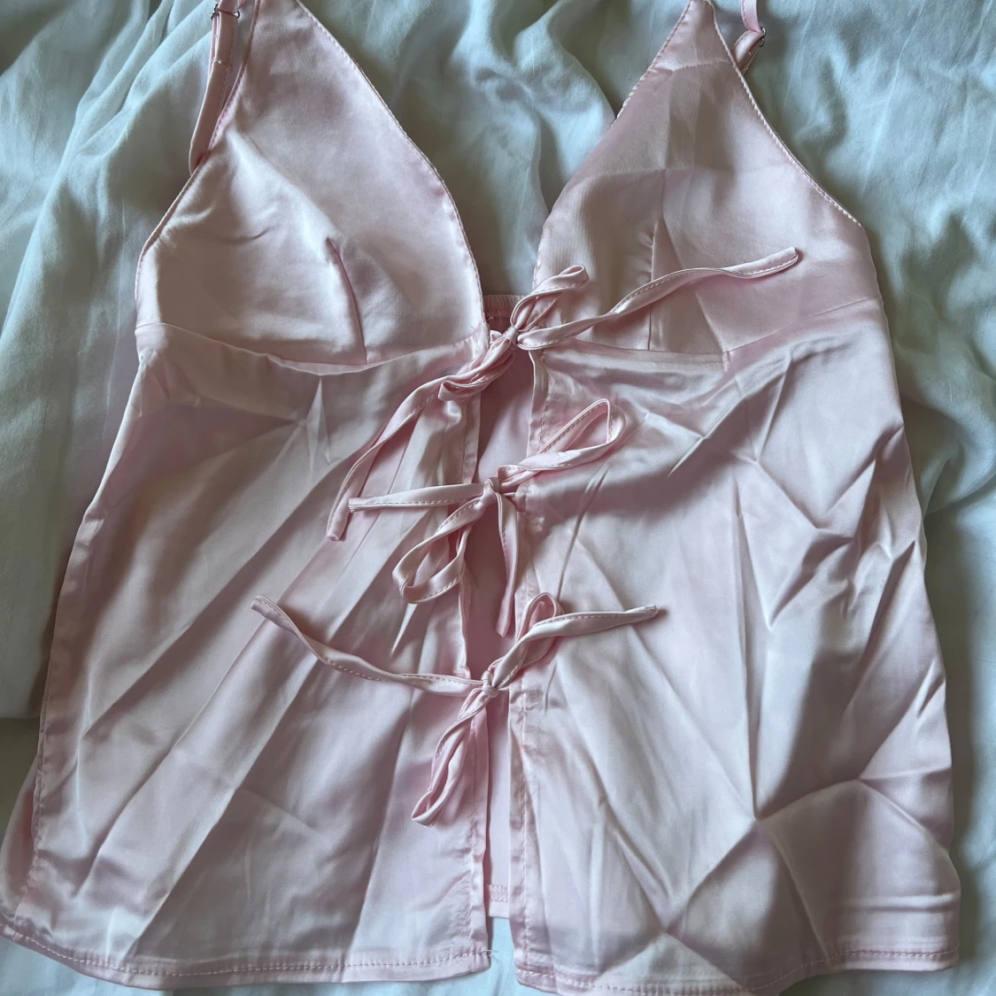 Ljusrosa satin klänning med knyt