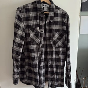Svart och vit rutig skjorta från Hope - Hope skjorta, knappt använd, bara lite skrynklig på bilderna. Väldigt skönt material och fräsch. Nypris 1400