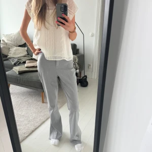 Grå kostymbyxor Tall - Snygga grå kostymbyxor med en hög midja, men går att vika ned till låg midjade!💓Dem har slits längst ned vid fötterna och är otroligt sköna🫶 Midjemått: 36cm | Innerbenslängd: 82 | Grenlängd: 25cm (ej nervikta!) Jag är 173!