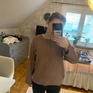 Beige stickad tröja - Mysig beige stickad tröja med rund halsringning och lång ärm. Tröjan har en avslappnad passform och är perfekt för lager-på-lager-stil. Passar till både jeans och kjol för en enkel och stilren look.