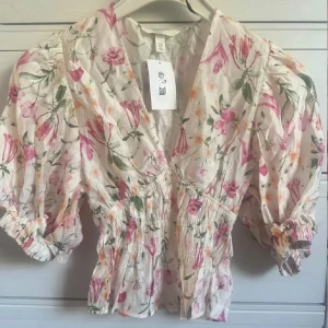 Blommig blus - Intressekoll på denna eftertraktade sommeiga blus ifrån HM. Helt ny med alla lappar kvar 💗Storlek xs
