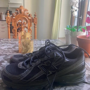 New balance u740 - New balance u740 köpta på Zalando skorna har använts 2 gånger och kommer inte riktigt till användning numera därför säljer jag.