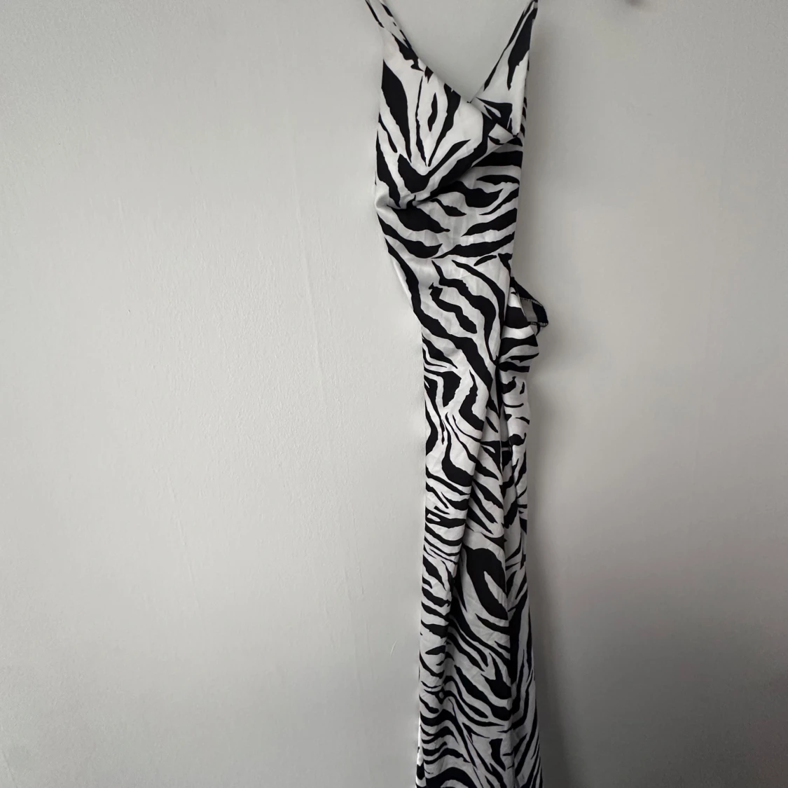 Zebramönstrad långklänning med smala axelband