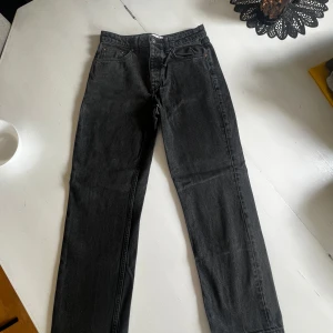 Svarta jeans byxor från ASOS  - Svarta raka jeansbyxor från ASOS DESIGN. Väldigt bra skick och låg tecken på användning. Skick 9/10. Storlek är W28 L30.