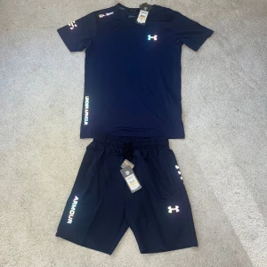 Under Armour set - Under armour t shirt och shorts set. Storlek M men passar även S. Helt nya med tags och påse.