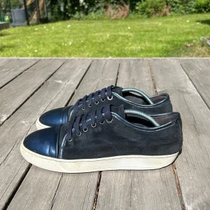 Lanvin skor - Säljer ett par feta lanvins då dom är för små.  Sulan går lätt att fick för någon hundring hos en lokal skomakare. Stl. 40-41. Inte top skick men funkar. Pris går självkart att diskutera 