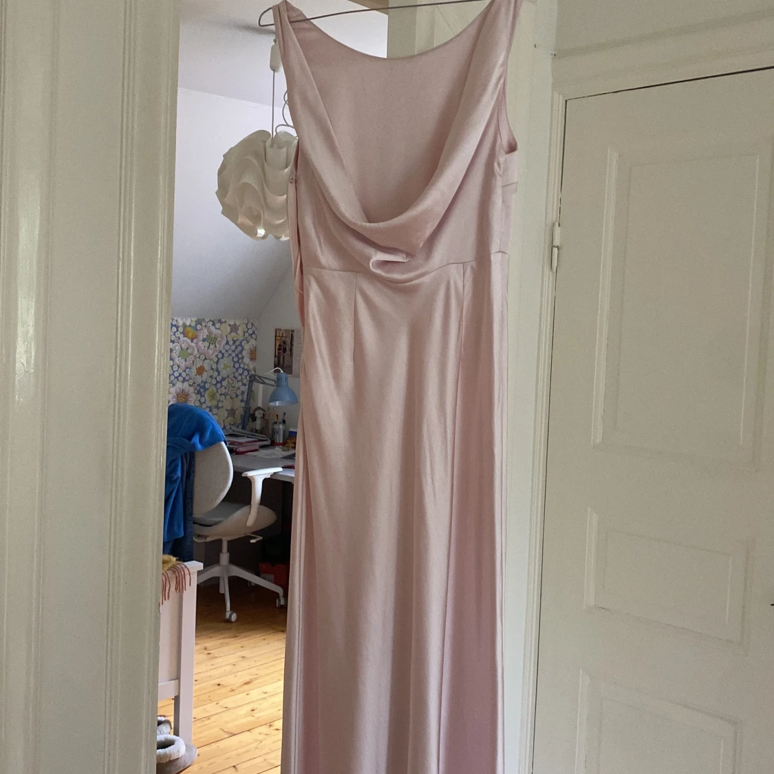 Ljusrosa långklänning i satin - 3