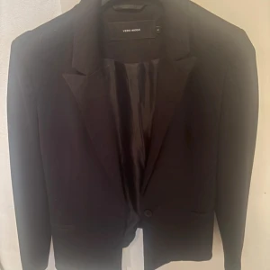 svart kavaj - jätte fin svart kavaj använd en gång köpt för jätte länge sen används aldrig 