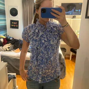Söt blus - Söt blus från saint tropez💋 sparsamt använd💐🌼storlek S🌸 nypris ligger på runt 500