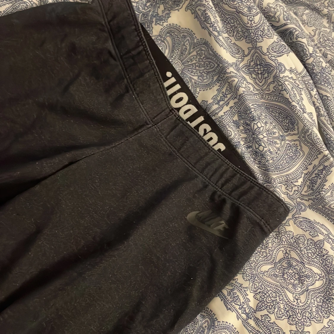 Svarta Nike leggings med tryck