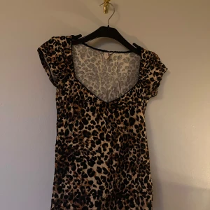 Leopardmönstrad top - Leopardtopp från Nelly i storlek S. Modellen har korta ärmar och en djup v-ringning framtill. Helt oanvänd, bara testad. 