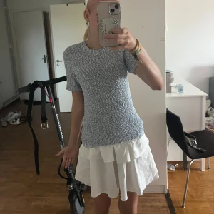 Kjol - En vit volangkjol i nyskick! Inga tecken på användning och resår i midjan så passar xxs-S. Gammal kjol och inga lappar i så vet inte varifrån den är! 