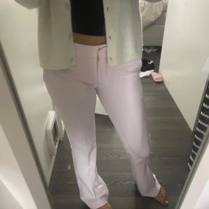 Ljusrosa kostymbyxor från BikBok - Snygga ljusrosa kostymbyxor från BikBok i storlek 34. Byxorna är i modelle Vera och är låg midjade, dom är aldrig använda med lappen kvar. Köpta för 499kr och pris kan diskuteras 