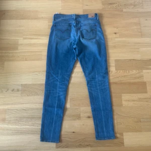 Levis Jeans  - Ett par jeans i absolut topp skick och som dessutom har en extremt snygg tvätt. Nypriset på dessa jeans ligger på runt 1000kr. Längden på byxorna är 100cm och midjan 40cm jämför gärna med ett par egna och sen är det fritt fram att använda ”köp nu”.