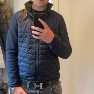 Parajumper cardigan - Parajumper jacka passar bra till hösten i väldigt bra skick. Nypris 3400kr. Stl Y-L men passar som S. Jag är 174cm och väger 67kg. Skriv om du har några frågor🙌