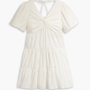 vit klänning från levi’s - superfin klänning från levis! passar jättebra till sommarkvällar och liknande🥰 endast använd en gång och har inget tecken på användning 🙌🏼🙏🏼😇 köpt för ca 900kr (original pris 1000) ❣️ kontakta för fler bilder, lägre pris vid snabbt köp 🎀