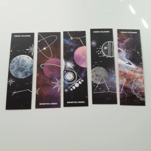 Cosmic Collisions - Ett set med fem bokmärken med rymdtema, fyllda med färgstarka planeter, stjärnor och galaxer. Perfekt för dig som älskar astronomi, science fiction eller vill ge din läsning en kosmisk touch. Snygga och inspirerande detaljer som gör varje bok till ett äventyr.