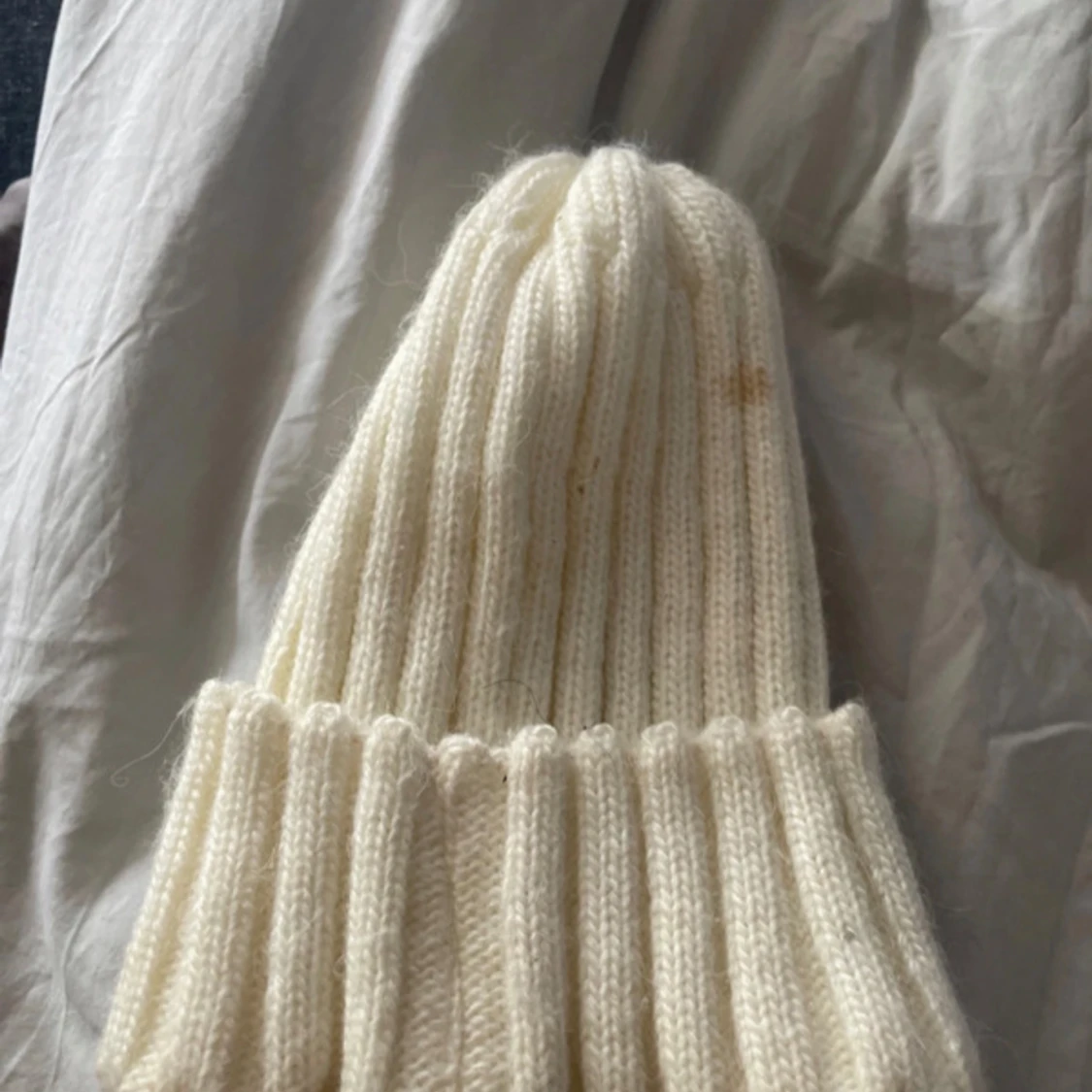 Vit ribbstickad mössa från Moncler - 2