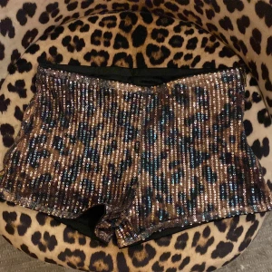 Leopardmönstrade paljettshorts - Glittriga shorts från Romwe med leopardmönster och täckta av paljetter. Super coola shorts men kommer ej till användning. Lappen kvar