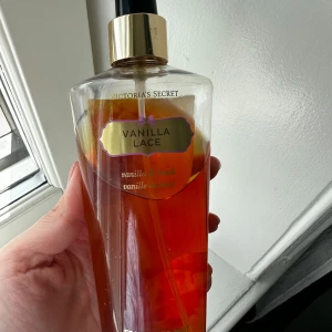Victoria's Secret Vanilla Lace mist - Fräsch body mist Vanilla Lace från Victoria's Secret med doft av vanilj och mysk. Rymmer 250 ml.