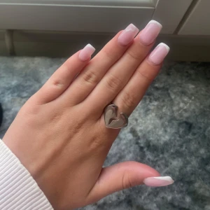 Silvrig ring med brustet hjärta - Jätte fin ring från ur&penn, köpt förra året och är aldrig använd!! skriv ifall ni undrar något 💕